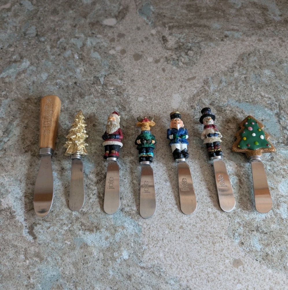 Lot of 7 Misc Cheese Butter Knives Spreaders Christmas Tree Snowman Reindeer SC